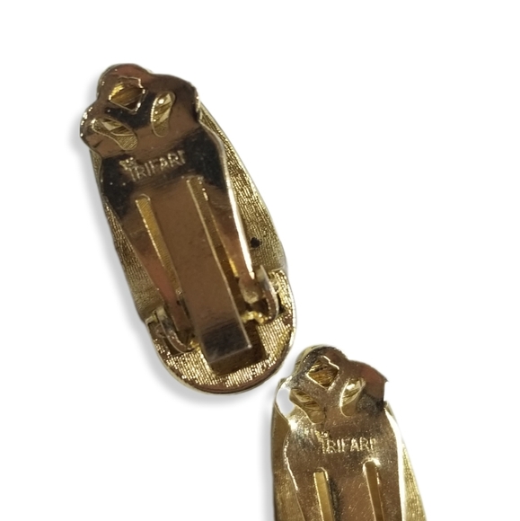 TRIFARI 1950s GOLDTONE & CREAM CLIP ON STATEMENT EARRINGS - Picture 8 of 8